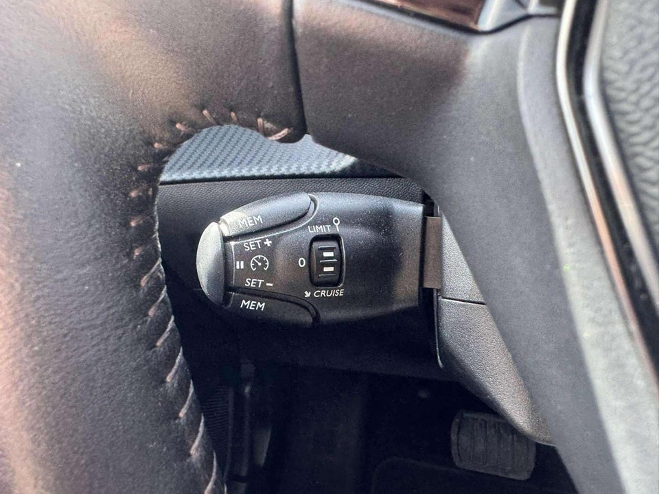 Peugeot e-208 50 GT 5d