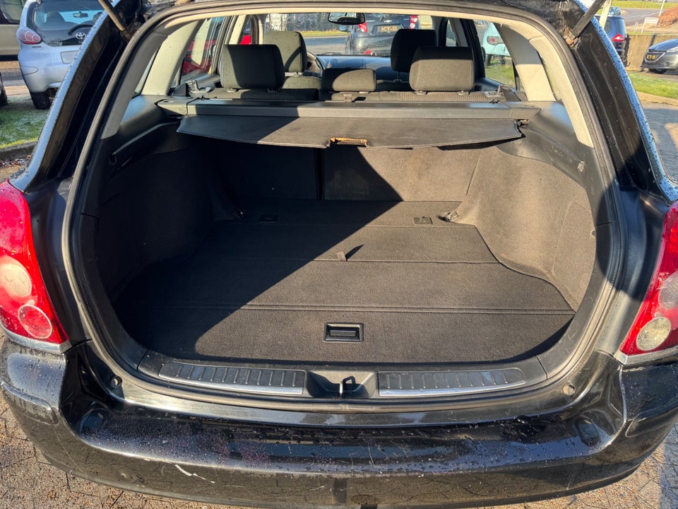 Toyota Avensis 1,8 VVT-i Terra stc. 5d