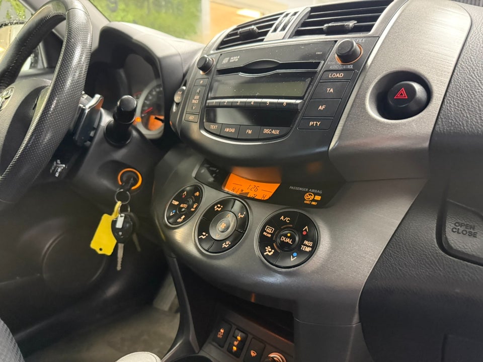 Toyota RAV4 2,2 D-CAT 150 T3 aut. 4x4 Van 5d