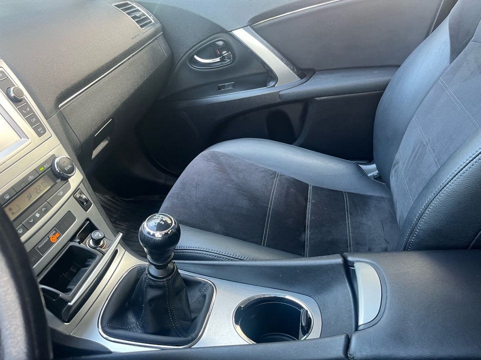 Toyota Avensis 1,8 VVT-i T2 Premium Touring Sports 5d