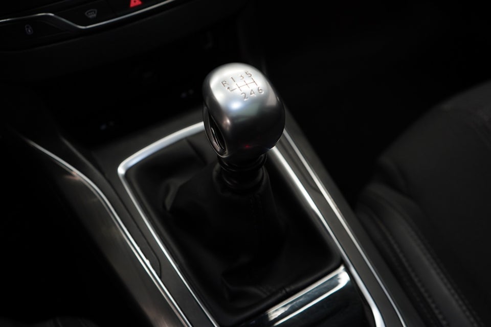 Peugeot 308 1,2 e-THP 130 Allure Sky 5d