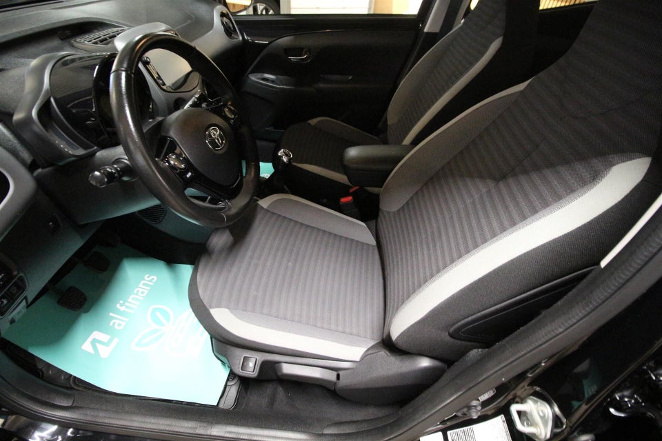 Toyota Aygo 1,0 VVT-i x-plore x-shift 5d