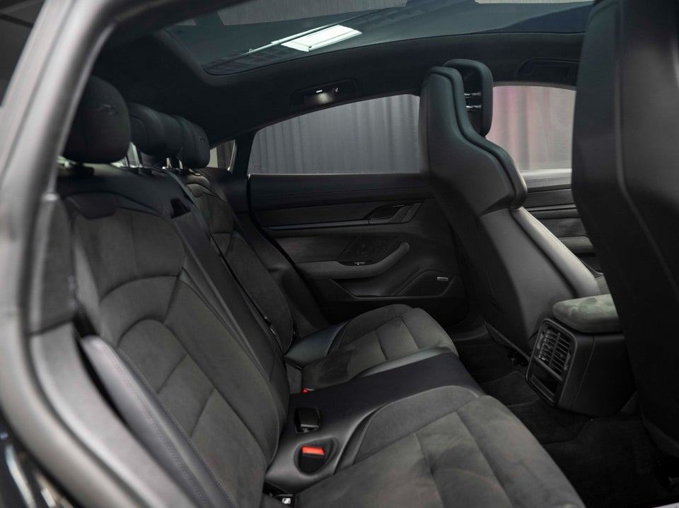 Porsche Taycan GTS Performance+  4d