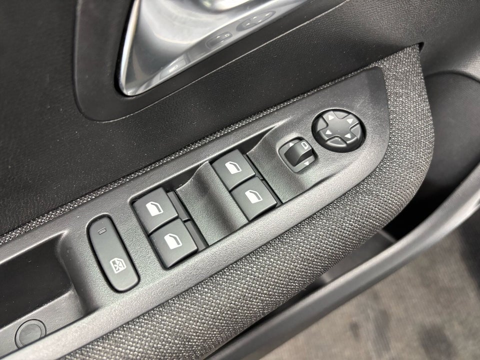 Peugeot e-208 50 Style 5d