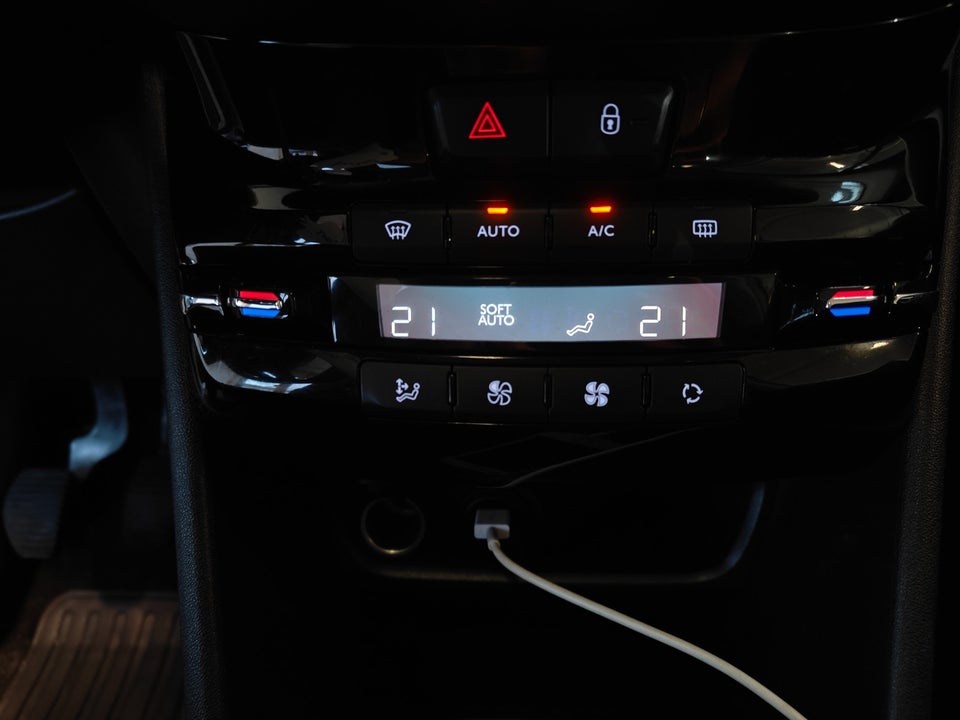 Peugeot 208 1,6 BlueHDi 100 Envy Sky 5d