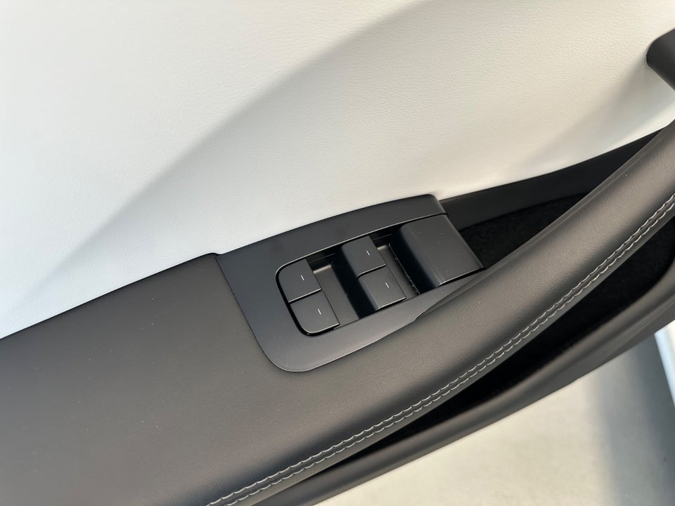 Tesla Model 3 RWD 4d