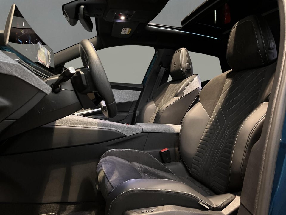 Peugeot e-3008 77 GT Pack 5d