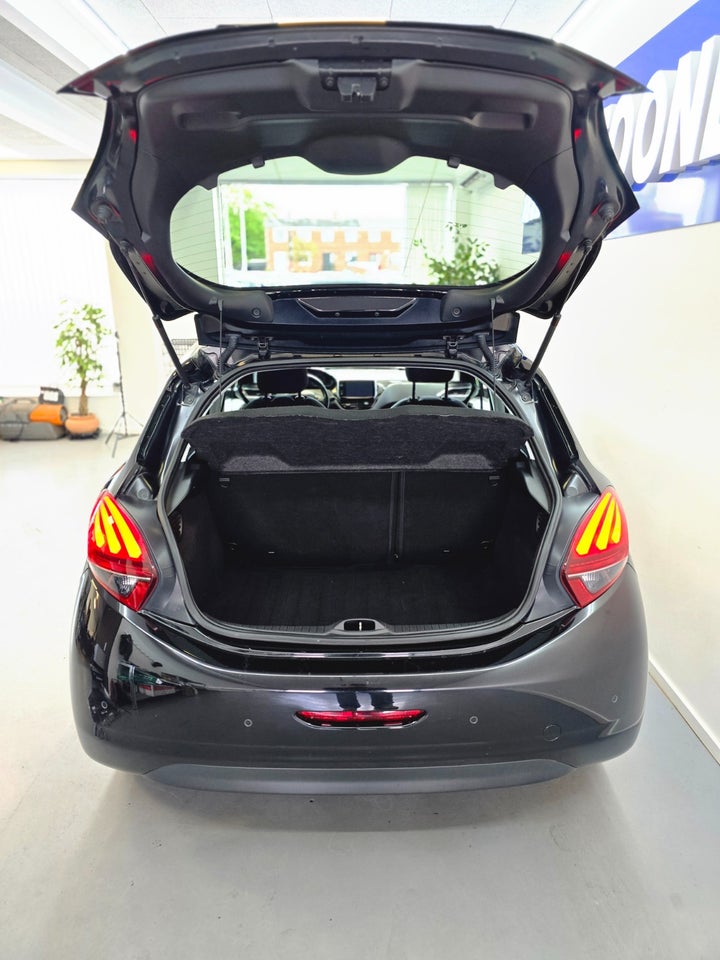 Peugeot 208 1,2 VTi 82 Selection Sky 5d