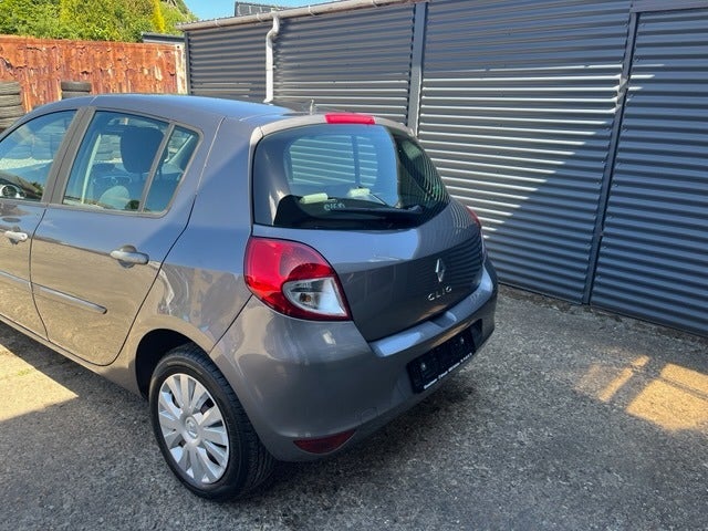 Renault Clio III 1,2 16V Authentique 5d