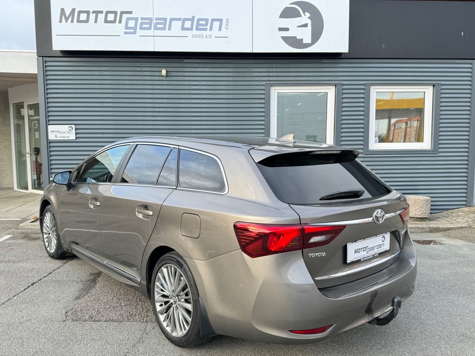 Toyota Avensis 1,8 VVT-i T2 Premium Touring Sports 5d