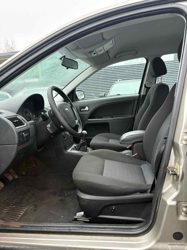 Ford Mondeo 1,8 110 Ambiente stc. 5d