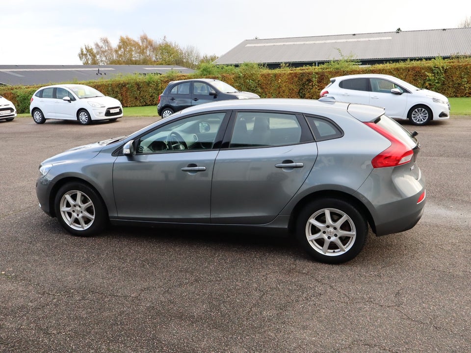 Volvo V40 2,0 D2 120 Momentum Eco 5d