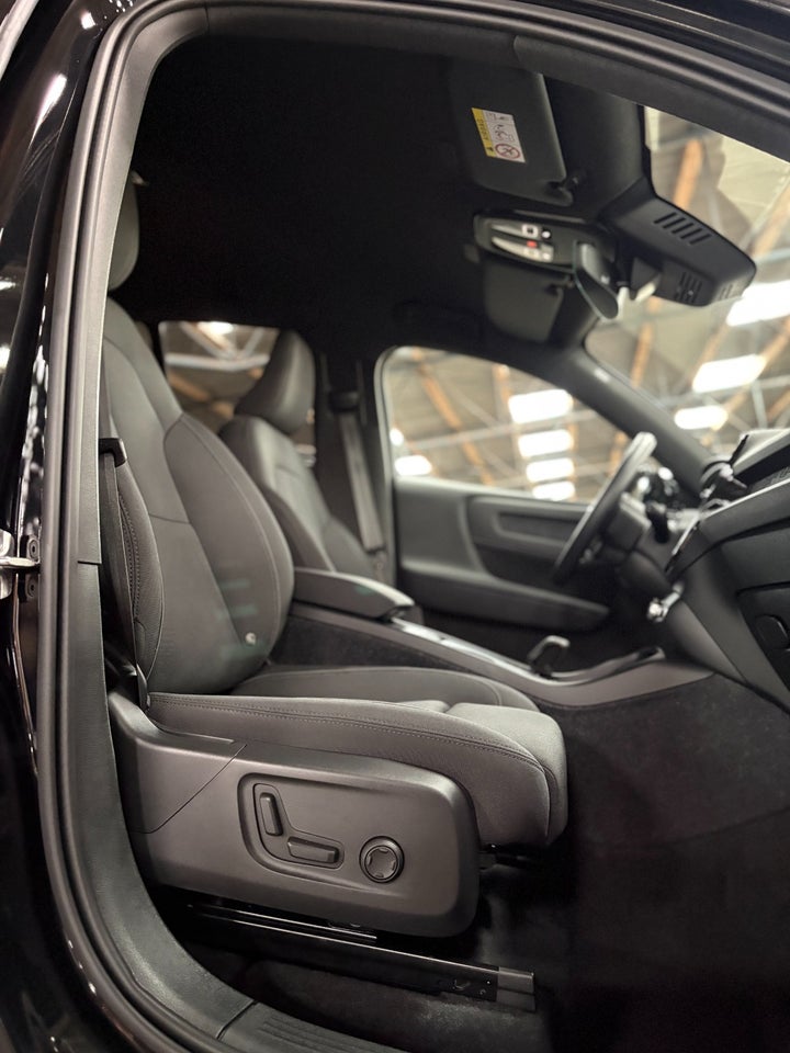 Volvo EX40 Extended Range Black Edition 5d