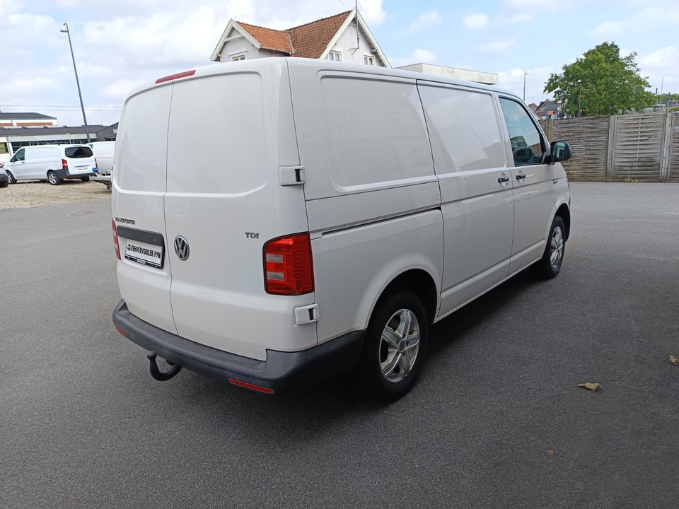 VW Transporter 2,0 TDi 102 Kassevogn kort