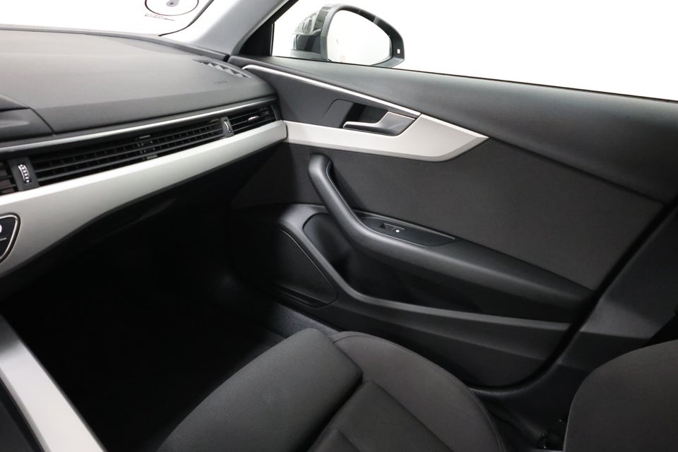 Audi A4 40 TFSi Advanced plus S-tr. 4d