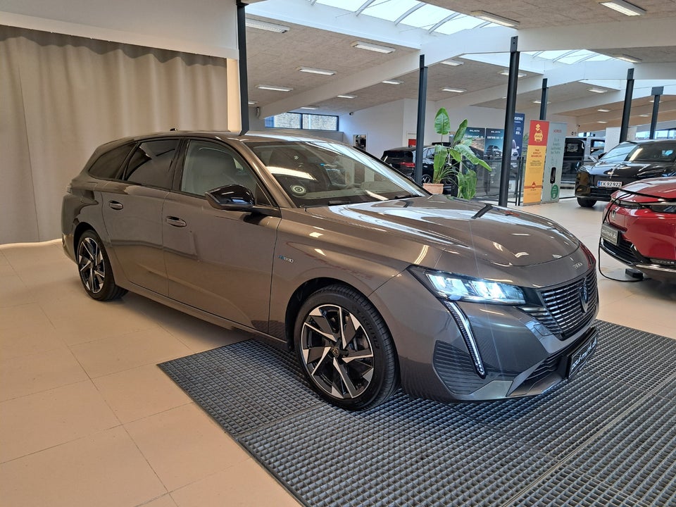 Peugeot 308 1,6 Hybrid First Selection SW EAT8 5d