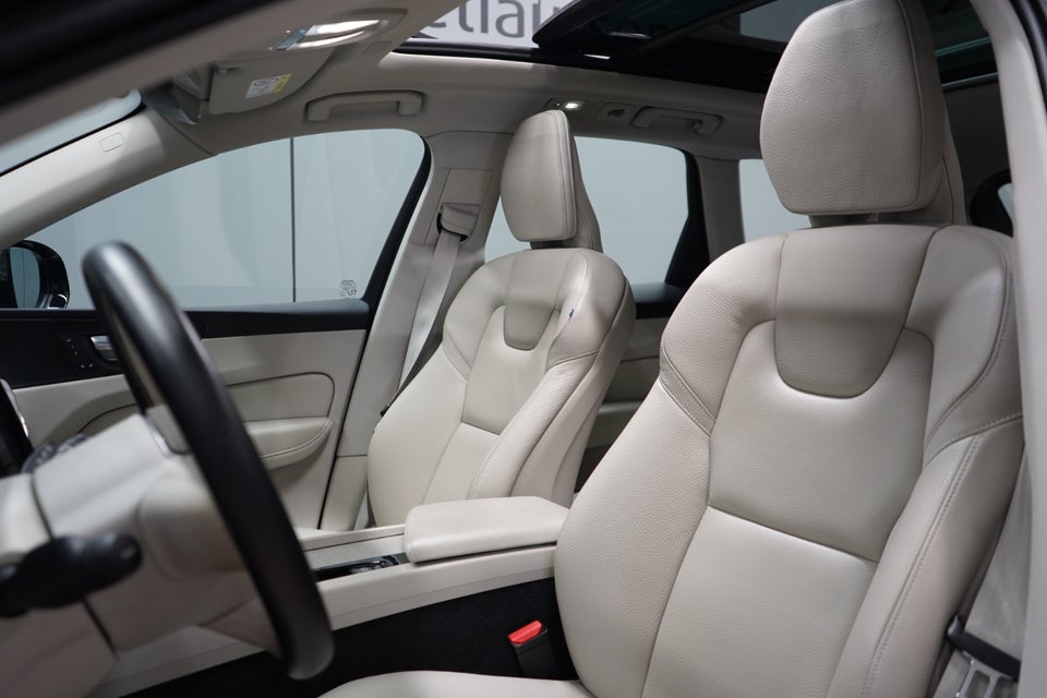 Volvo XC60 2,0 T6 ReCharge Plus Dark aut. AWD 5d