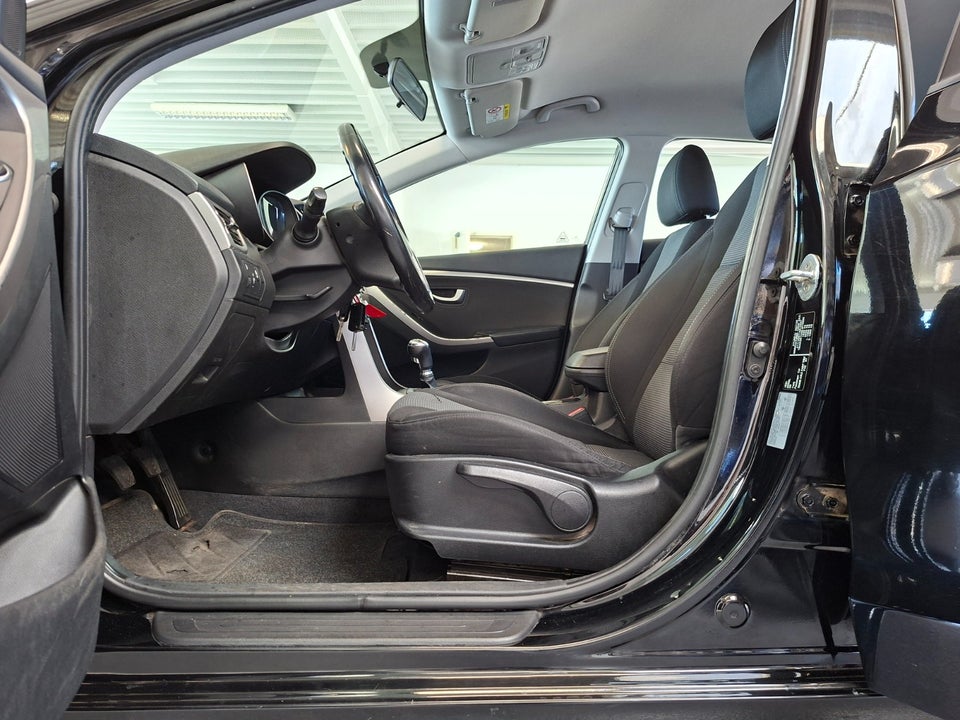 Hyundai i30 1,6 CRDi 110 Comfort CW Eco 5d
