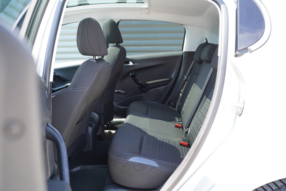 Peugeot 208 1,2 VTi 82 Supreme Sky 5d