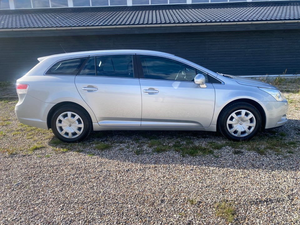 Toyota Avensis 1,6 VVT-i T1 stc. 5d