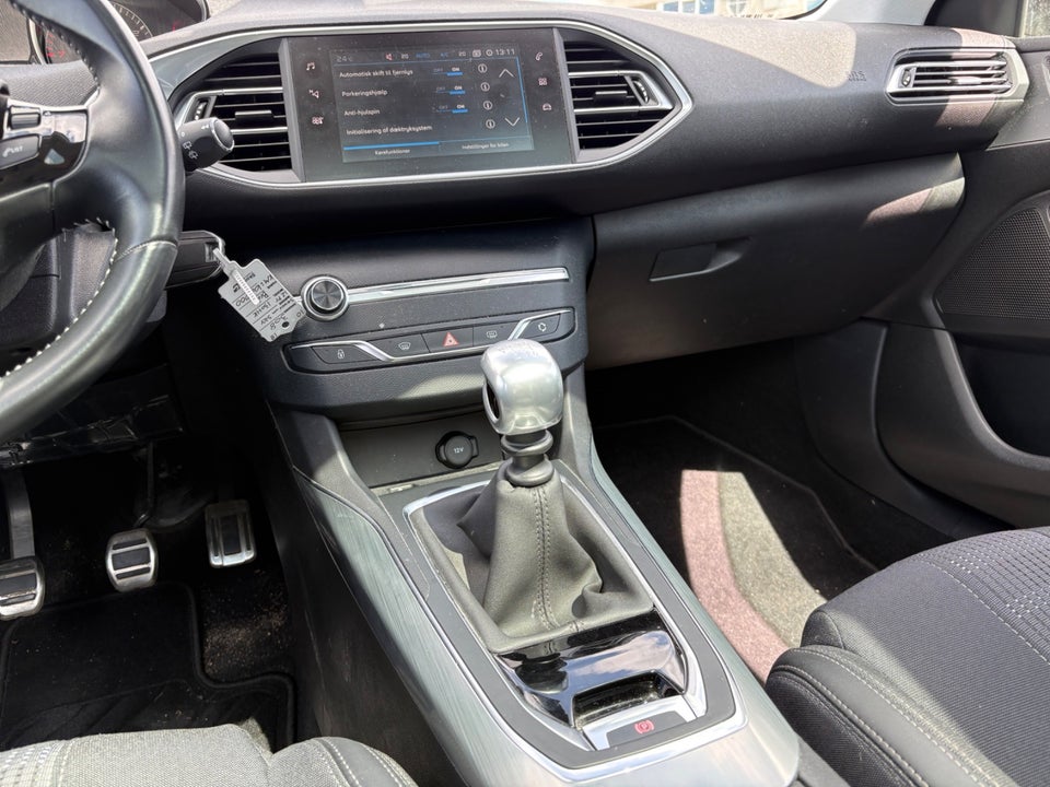 Peugeot 308 1,2 PureTech 130 Selection Sky 5d