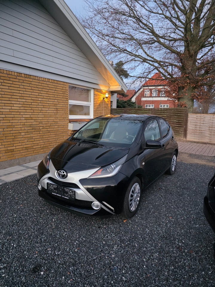 Toyota Aygo 1,0 VVT-i x-black 5d