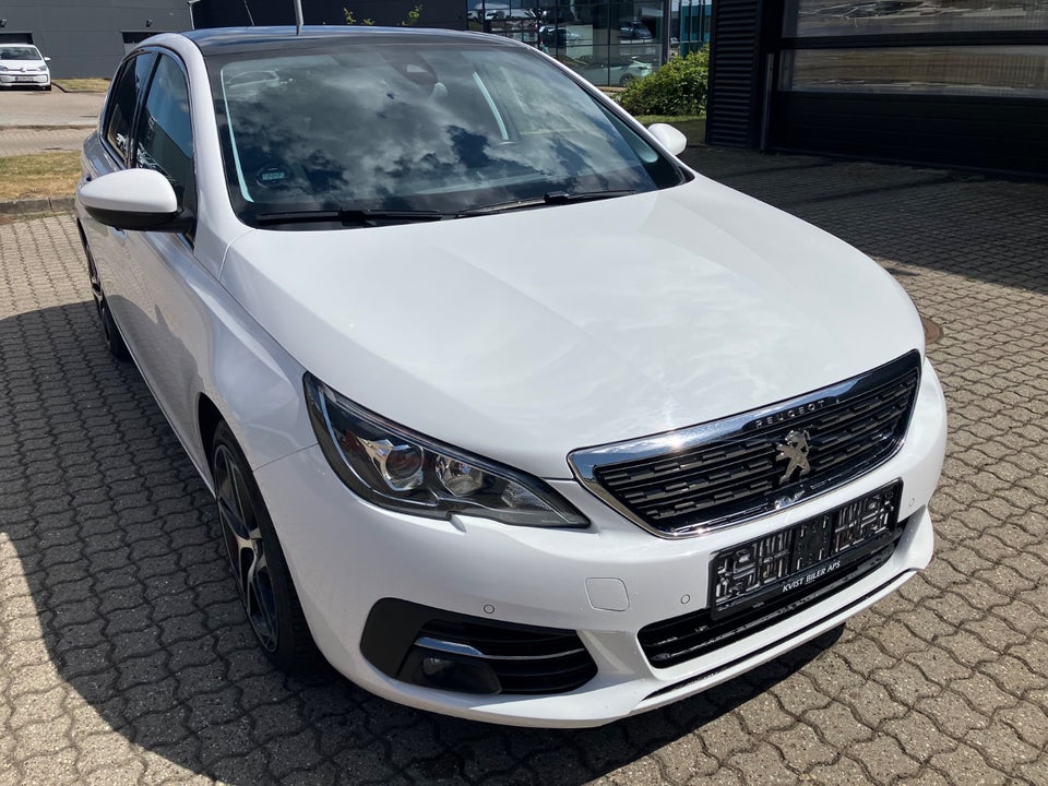Peugeot 308 1,5 BlueHDi 130 Selection Sky 5d