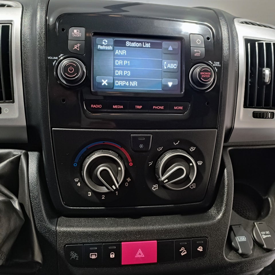 Peugeot Boxer 335 2,2 BlueHDi 140 L3H2 Premium