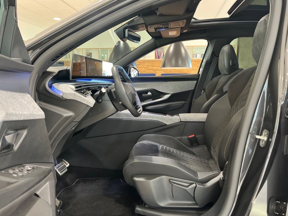Peugeot e-3008 77 GT Pack 5d