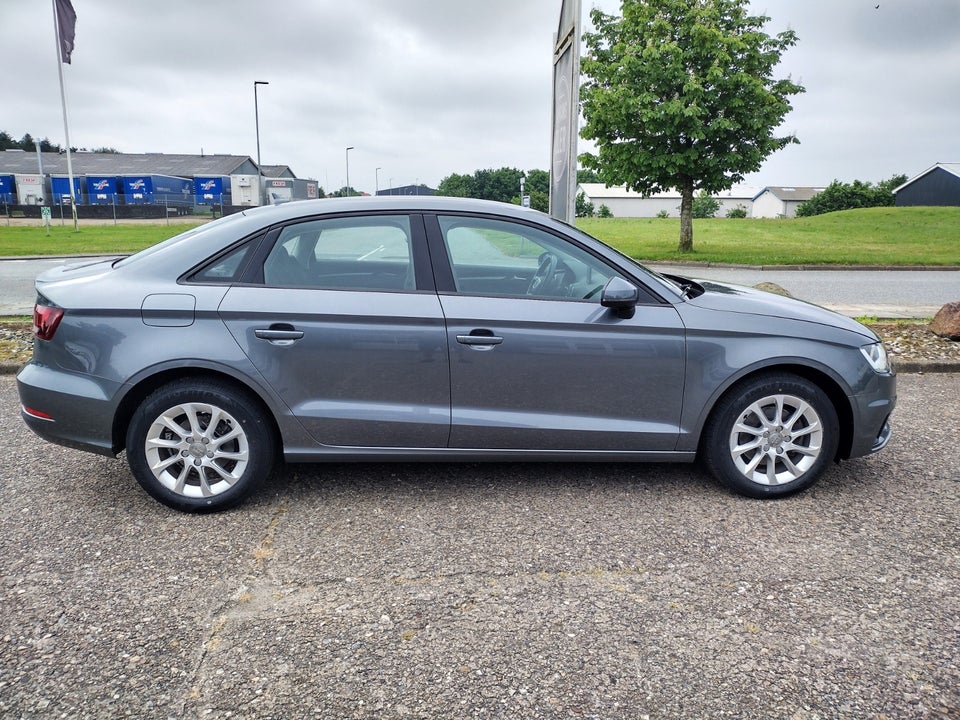Audi A3 1,6 TDi 110 Attraction 4d