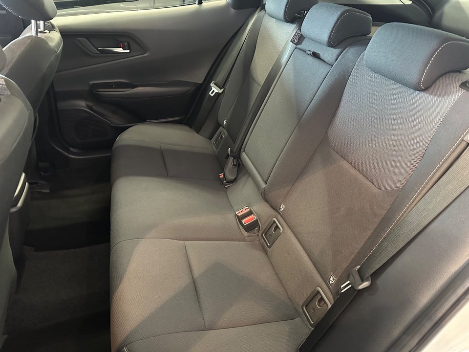 Toyota Prius 2,0 Plug-in Hybrid Elegant 5d