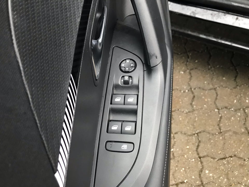 Peugeot 2008 1,2 PureTech 130 Allure EAT8 5d