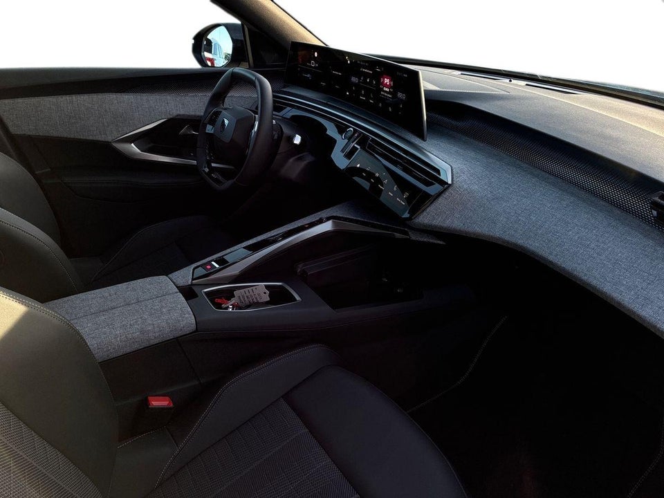 Peugeot e-3008 77 GT Pack 5d
