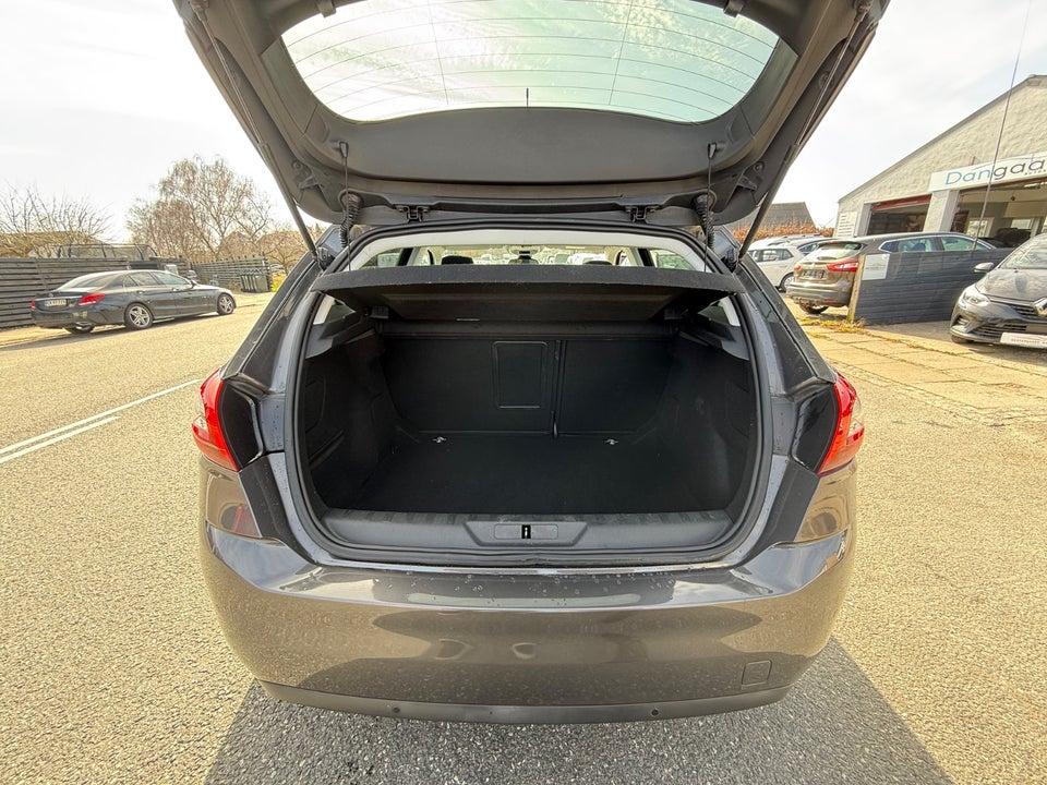 Peugeot 308 1,2 e-THP 130 Allure Sky 5d