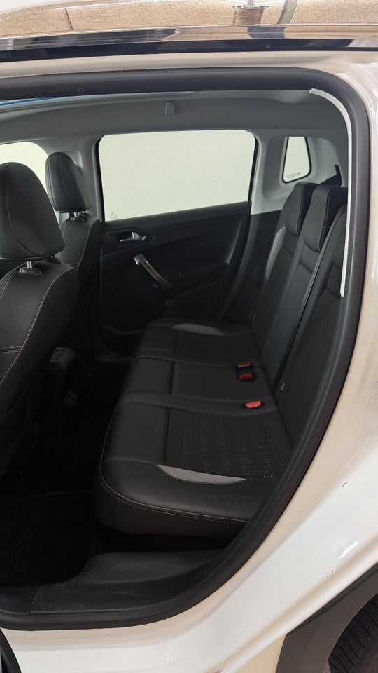 Peugeot 2008 1,2 e-THP 110 Allure Sky 5d