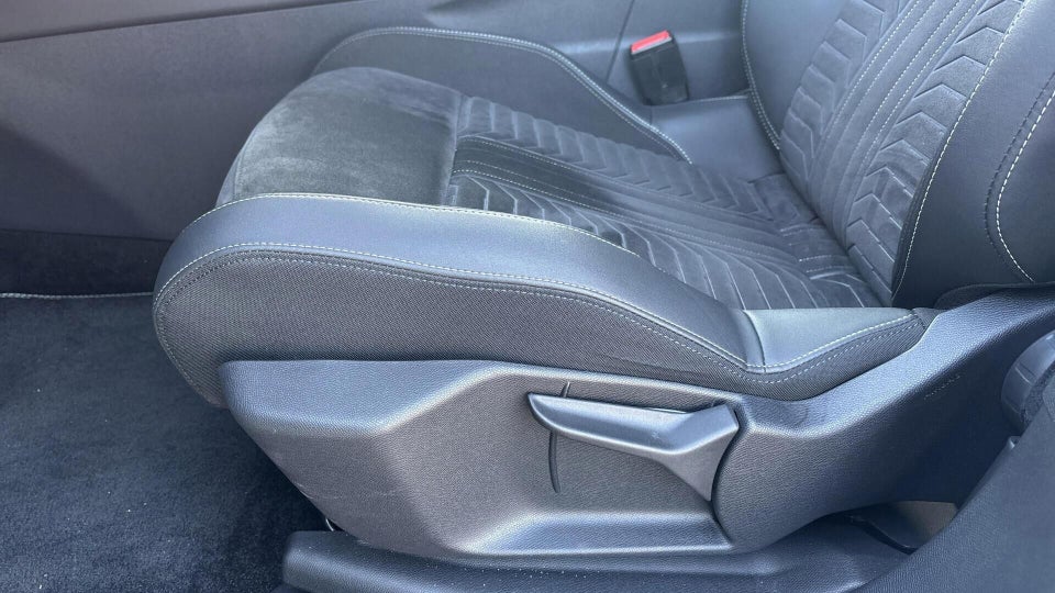 Peugeot e-3008 77 GT 5d