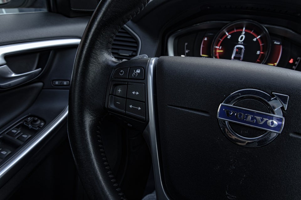 Volvo XC60 2,4 D5 220 Summum aut. AWD 5d
