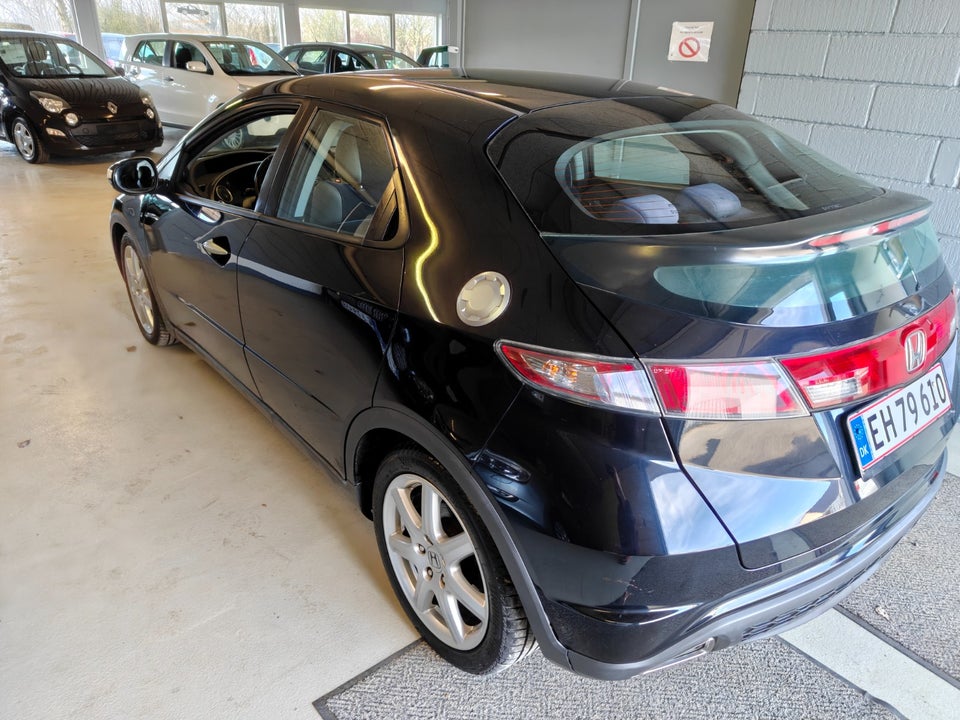 Honda Civic 1,8 Executive 5d