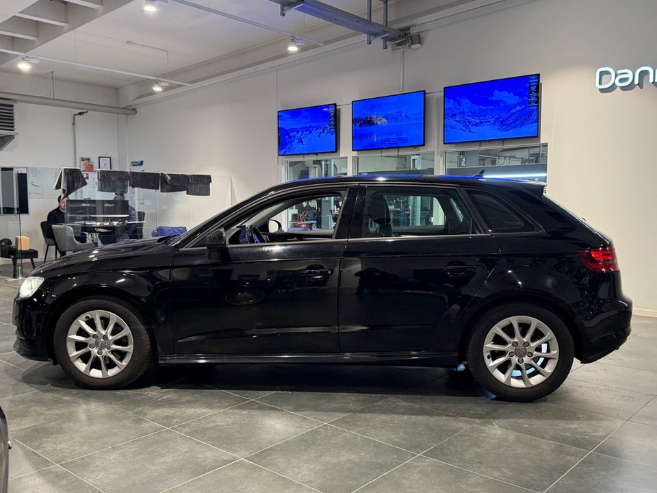 Audi A3 1,6 TDi 110 Ultra Attraction 4d