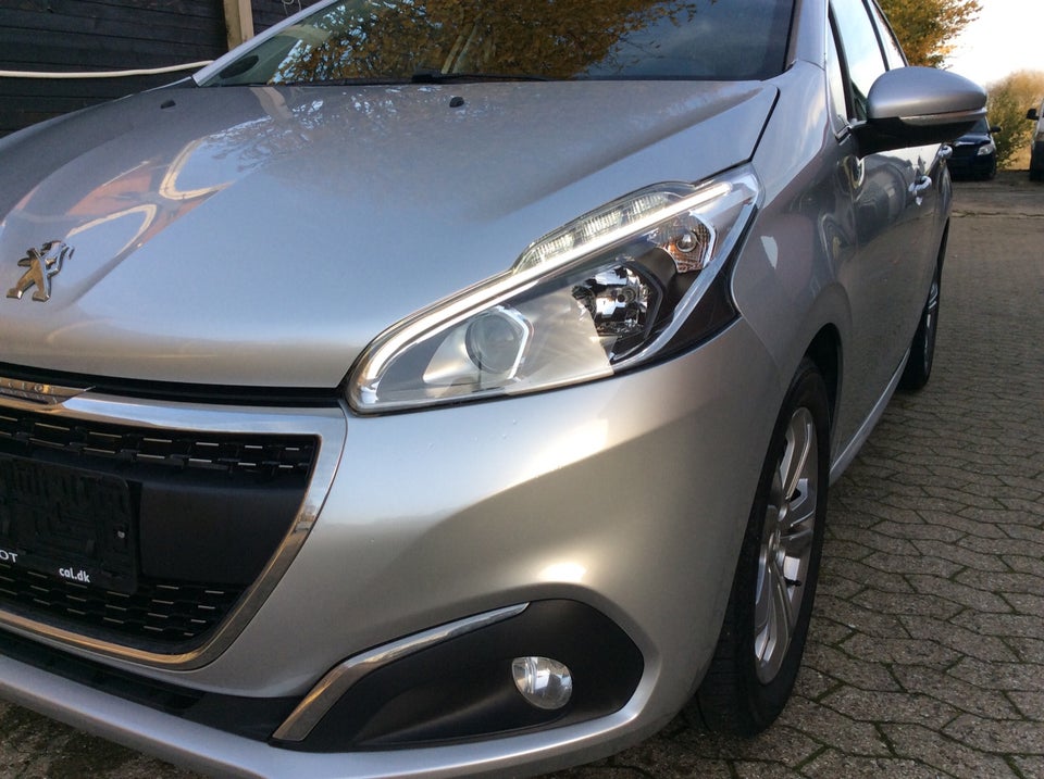 Peugeot 208 1,2 VTi 82 Allure Sky 5d