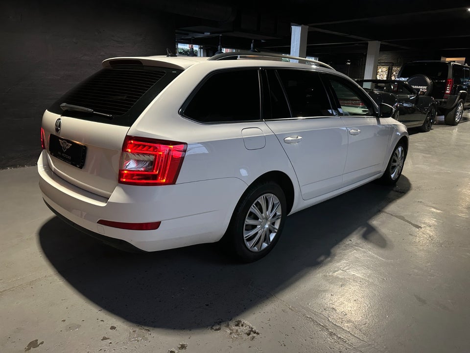 Skoda Octavia 1,6 TDi 110 Style Combi DSG 5d