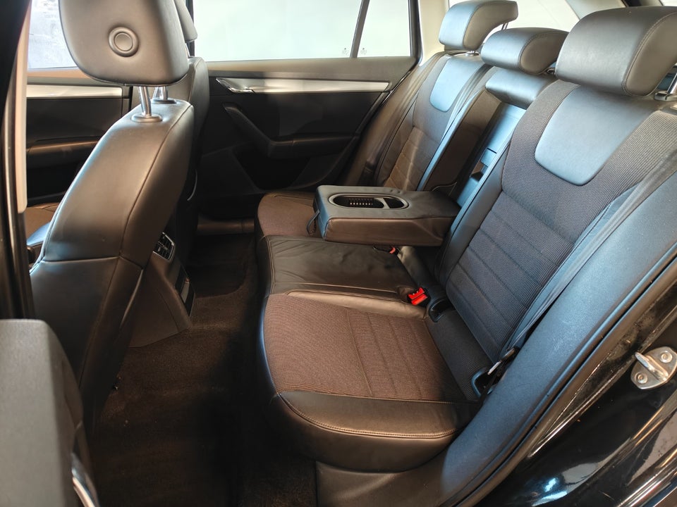 Skoda Octavia 1,6 TDi 105 Elegance Combi DSG 5d