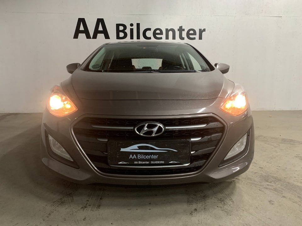 Hyundai i30 1,6 CRDi 110 Premium DCT 5d