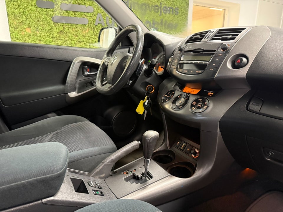 Toyota RAV4 2,2 D-CAT 150 T3 aut. 4x4 Van 5d