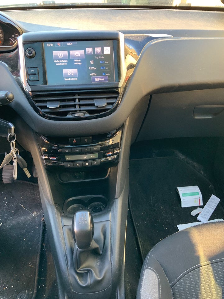 Peugeot 208 1,2 VTi 82 Allure Sky 5d