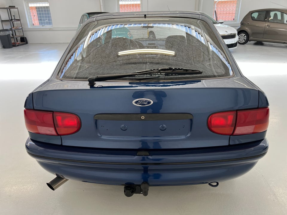 Ford Escort 1,6i CL Fashion 3d