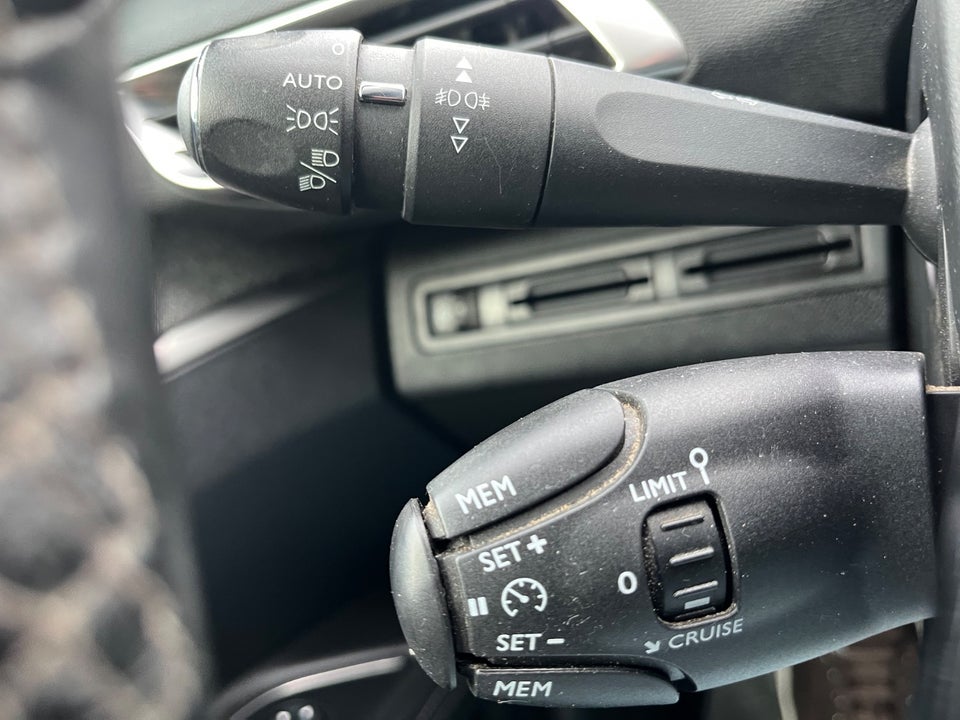 Peugeot 3008 1,2 e-THP 130 Allure 5d