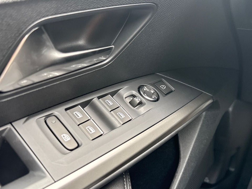 Peugeot e-3008 77 GT Pack 5d