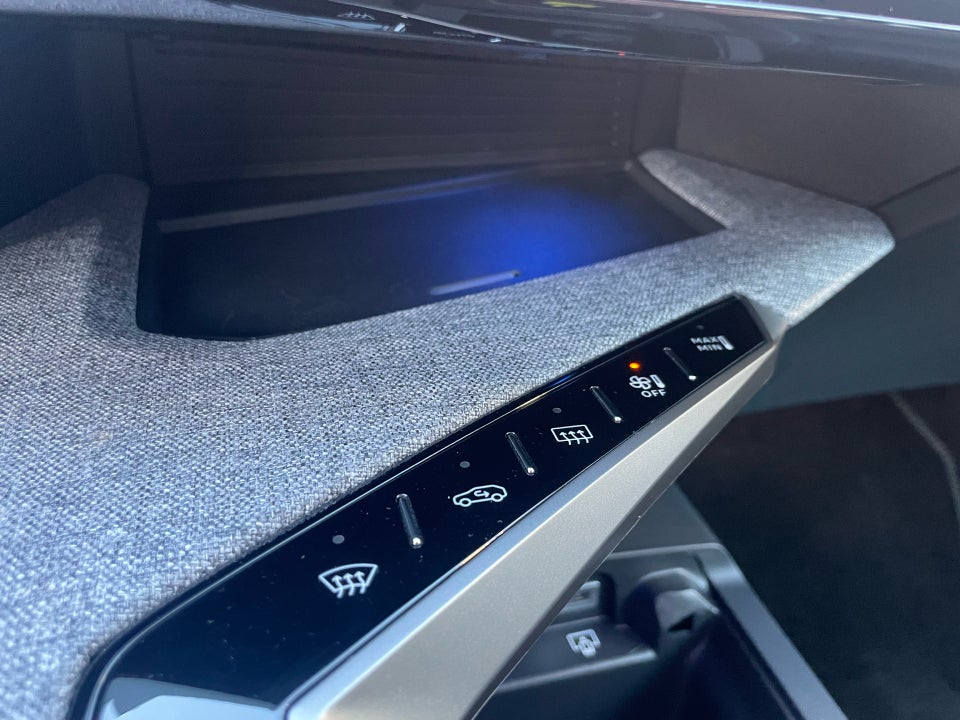 Peugeot e-3008 77 GT Pack 5d