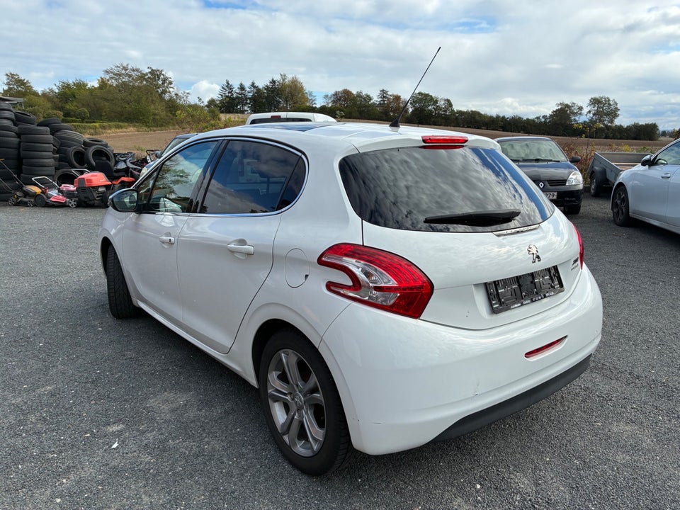 Peugeot 208 1,2 VTi Allure Sky 5d